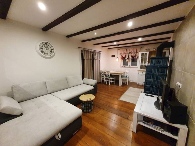 Obývačka s gaučom, LCD TV a krbovými kachľami, Chata Humno pod Kaplnkou, Liptovský Hrádok