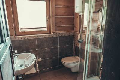 Kúpeľňa so sprchovacím kútom a toaletou, SUDOPARK - Kysucká chalupa, Klokočov
