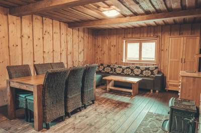 Izba č. 31 - obývačka s kachľami a jedálenským sedením, Izba č. 31, SUDOPARK - Meštiansky dom, Klokočov