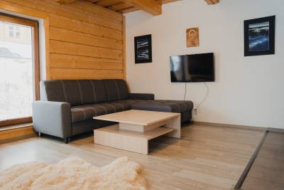 Obývačka s rozkladacím gaučom a LCD TV, Chalúpka pod lesom Zázrivá, Zázrivá