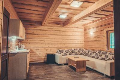 Izba č. 32 - obývačka prepojená s kuchyňou, Izba č. 32, SUDOPARK - Meštiansky dom, Klokočov