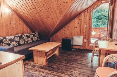 Izba č. 33 - obývačka s gaučom a balkónom, Izba č. 33, SUDOPARK - Meštiansky dom, Klokočov