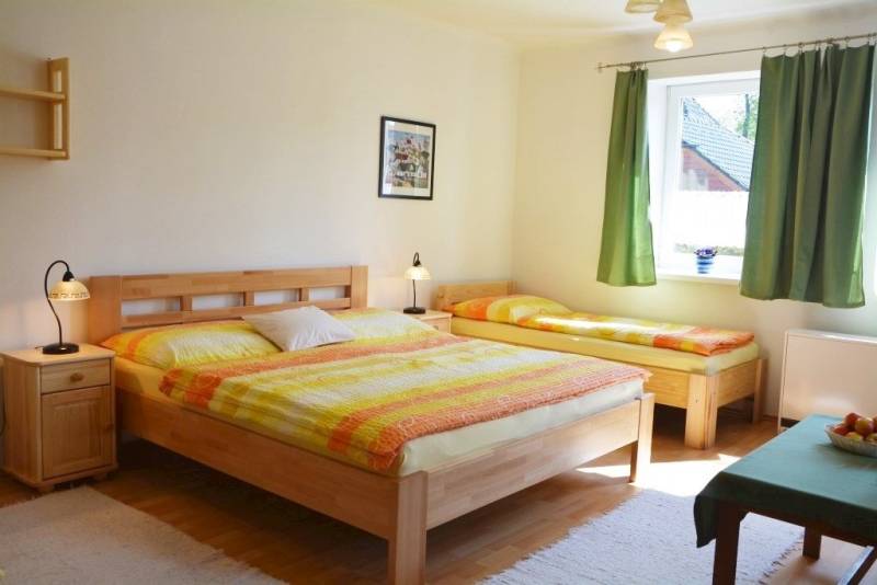 Spálňa s manželskou a 1-lôžkovou posteľou, Chata Kamilka, Prosiek