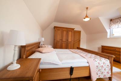 Dvojlôžková izba s manželskou posteľou a polohovateľnými roštami a 2 prístelkami, Oravienka Biely Potok, Oravský Biely Potok
