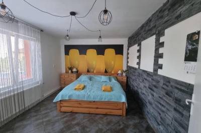 Apartmán 1 - spálňa s manželskou posteľou, Apartmán 5, Ubytovanie u Durpiho, Banská Štiavnica