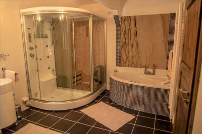 Kúpeľňa s masážnou vaňou, masážnym sprchovacím kútom a saunou, Chata Frieda, Smižany