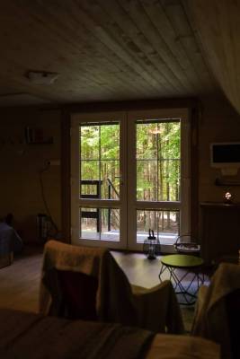 Obývacia časť s TV, Chata v strede lesa so saunou a kaďou, Ostrá Lúka