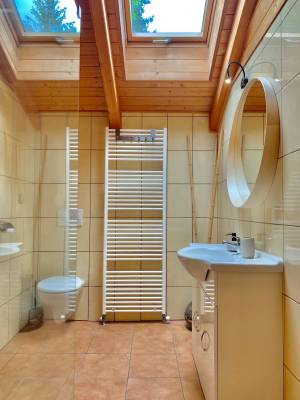 Kúpeľňa so sprchovacím kútom, Zrubový Dom pod hoľami, Martin