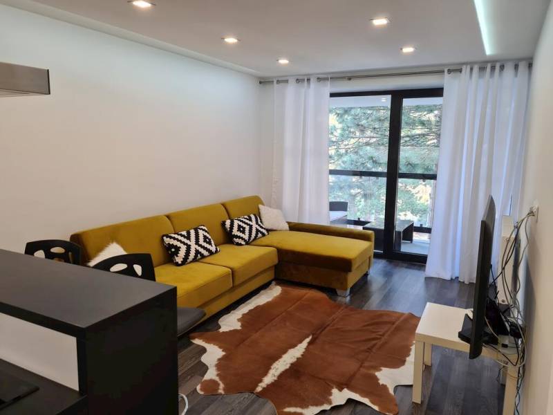 Obývačka s rozkladacím gaučom, LCD TV a balkónom, Apartmány LINEA Deluxe, Piešťany