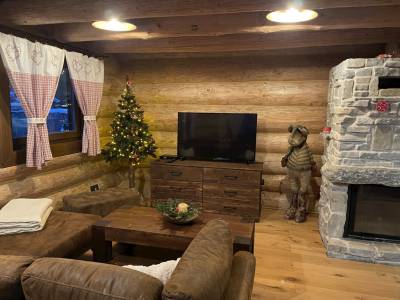 Vianočná obývačka s krbom, Chata Oliver, Mýto pod Ďumbierom