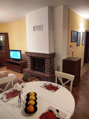 Obývačka s krbom a LCD TV, Rekreačný dom SPOLIKO, Podhájska