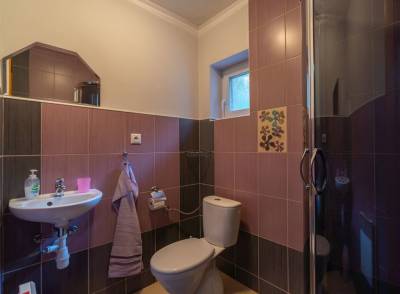 Kúpeľňa so sprchovacím kútom a toaletou, Chata Mlynky na Orave, Oravský Biely Potok