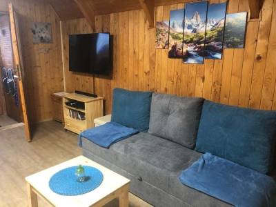 Obývačka s rozkladacím gaučom a LCD TV, Chata u Modrého Vlka, Štôla
