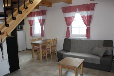 Obývačka s gaučom a jedálenským sedením, Chatová usadlosť Pieninka, Lesnica
