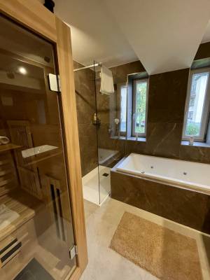 Kúpeľňa s vaňou, sprchovacím kútom a saunou, MARMOT Mountain Apartment, Vysoké Tatry