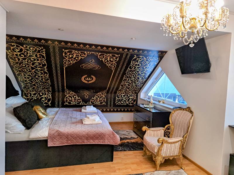 Spálňa s manželskou posteľou a LCD TV, Meduza Wellness Spa, Hlohovec