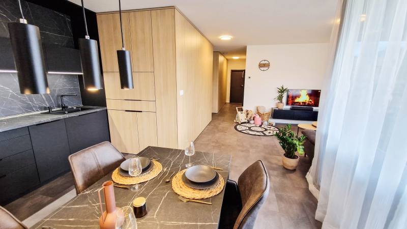 Obývačka prepojená s kuchyňou s jedálenským sedením, Hillshome | Rodinný apartmán na Liptove, plnohodnotná základňa pre výlety, so saunou a terasou, Liptovský Mikuláš