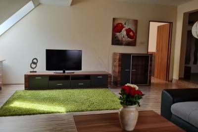 Obývačka s pohovkou a LCD TV, Apartmán B LUX, Hotel Sipox***, Štrba