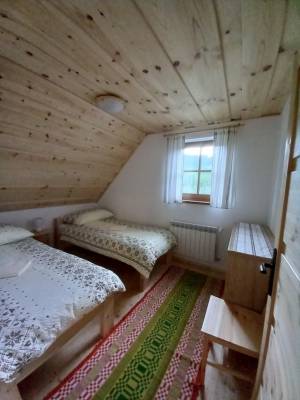 Spálňa s manželskou a 1-lôžkovou posteľou, Chata pod lesom, Veľká Franková