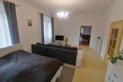 Apartmán 2 so spálňou s manželskou posteľou, rozkladacím gaučom a LCD TV, Apartmán 2, Križkov dom, Kremnica