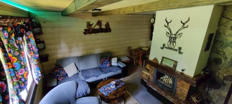 Obývačka s gaučom a krbom, Chata JJParadise, Oravice