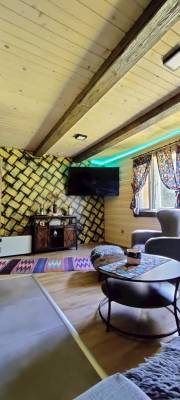 Obývačka s gaučom a LCD TV, Chata JJParadise, Oravice