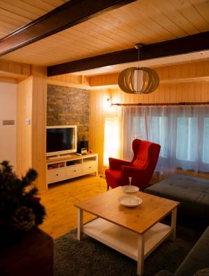 Obývačka so sedením, TV a krbom, Chata Alpina Zoška, Modra