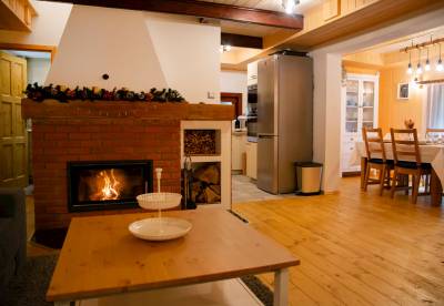 Obývačka s krbom prepojená s kuchyňou a jedálenskou časťou, Chata Alpina Zoška, Modra