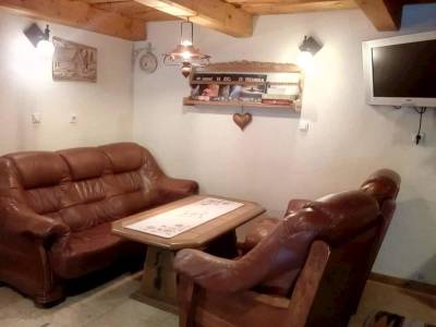 Obývačka s gaučom a TV, Chata Teplica, Brezovica