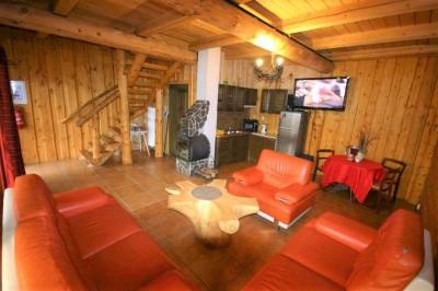 Zbojnícka drevenica 2 - obývačka s gaučom, kachľami a TV, Zbojnícka drevenica 2, Zbojnícke drevenice, Liptovský Mikuláš