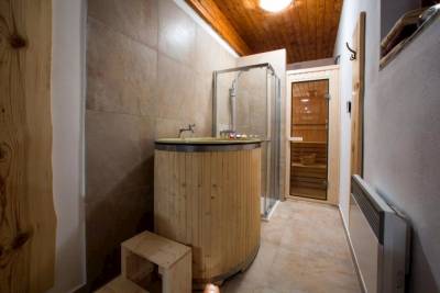 Kúpeľňa so sprchovacím kútom a kaďou, Chata pod Jaseňom, Oravská Lesná