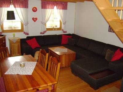 Obývačka s gaučom, TV a jedálenským sedením, Chata Vanesa, Liptovský Ján