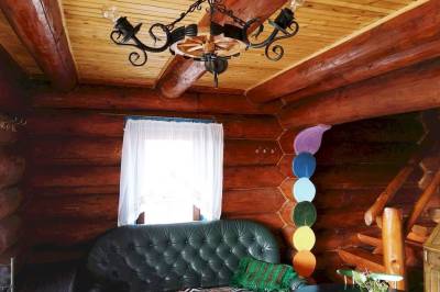 Zrub 1 a 2 - obývačka s gaučom, Zrub 1, Zruby Dúbrava, Zemiansky Vrbovok