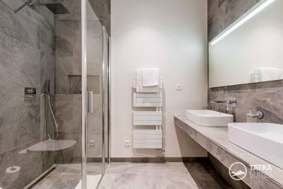 Kúpeľňa s 2 umývadlami, sprchovacím kútom a WC, TATRA SUITES, Vila Himalaya - Junior suite 102, Vysoké Tatry