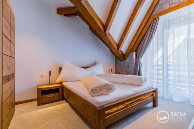 Spálňová časť s veľkou manželskou posteľou, TATRA SUITES, Vila Himalaya - Junior suite 202, Vysoké Tatry