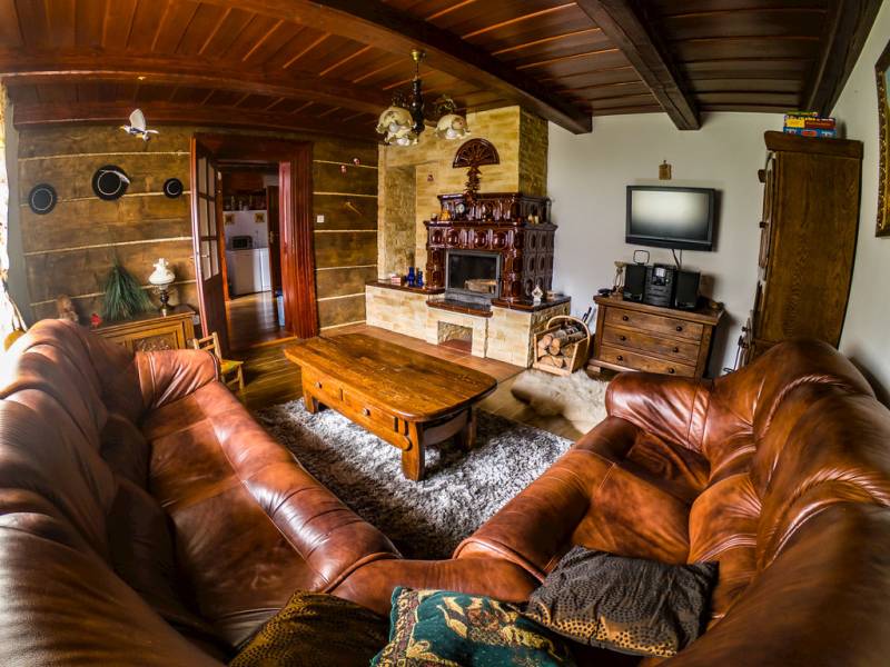 Obývačka s gaučom, krbom a TV, Chata Mojer Bachledka, Ždiar