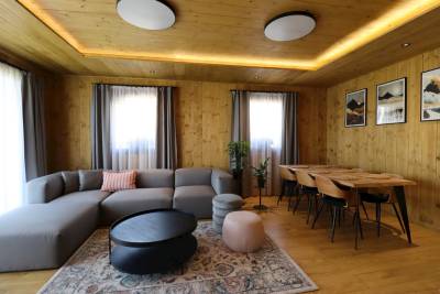 Obývačka s gaučom a jedálenským sedením, Chalet COBURG, Telgárt