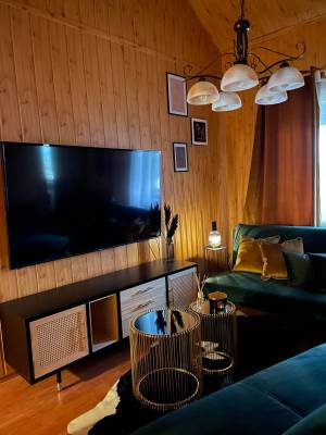 Obývačka s gaučom a LCD TV, Chalet Látky, Látky