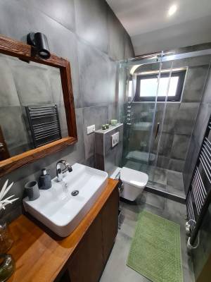 Kúpeľňa s WC a sprchovým kútom na poschodí, WOODPARK - Chata Olejkárka, Valča