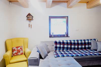 Obývačka s gaučom a TV prepojená s kuchyňou, Jariabka Chalet Zrub Nízke Tatry, Jarabá
