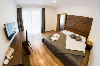 Apartmán 2 - spálňa s manželskou posteľou a LCD TV, Apartmán 2, Chata Monumento, Valča