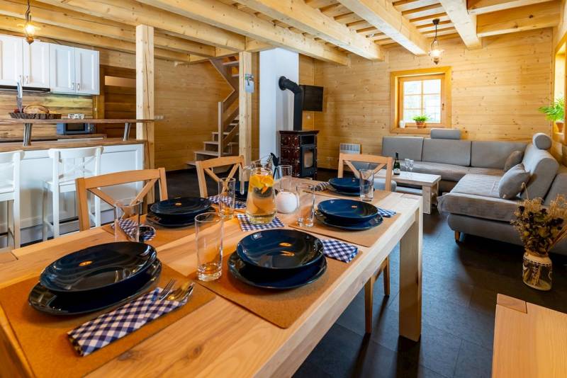 Obývačka s kachľami prepojená s kuchyňou s jedálenským sedením, Chalúpka na Lúke, Demänovská Dolina