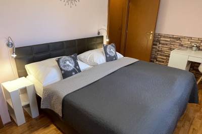 Spálňa s manželskou posteľou, Dvojlôžková izba s prístelkou č. 2, Penzión POD GUGLOM, Mlynky