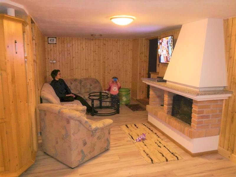 Obývačka s gaučom, TV a krbom, Chata Sofia, Námestovo
