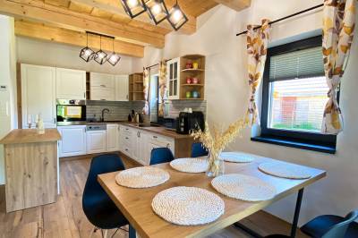 Plne vybavená kuchyňa s jedálenským sedením, Chata Elizabeth 1, Chaty Elizabeth Orava, Oravský Podzámok