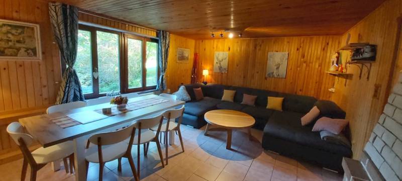 Obývačka s krbom, gaučom a jedálenským sedením, Chata Veverica, Dolná Lehota