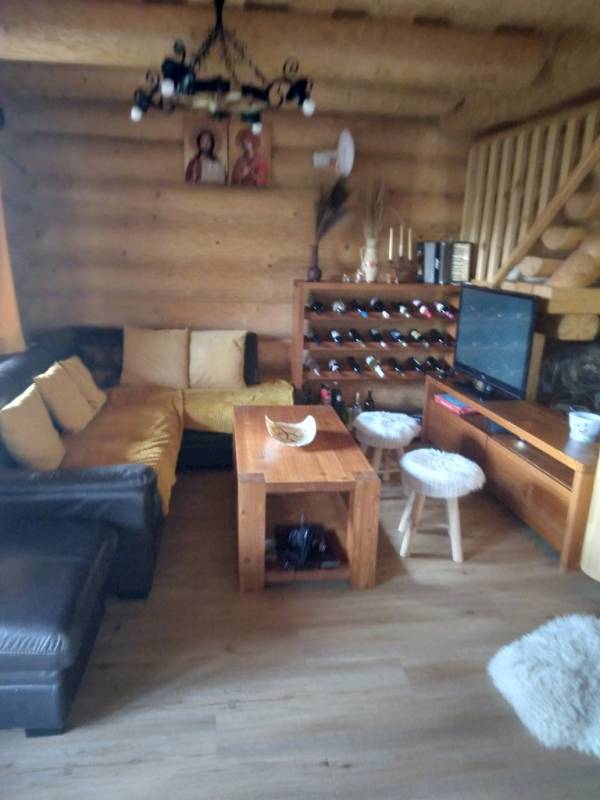 Obývačka s krbom, gaučom a TV, Chata Riečka, Oravská Jasenica