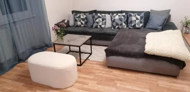 Obývačka s gaučom a TV, Ubytovanie v súkromí Diana, Revúca