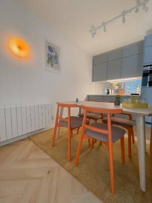 Plne vybavená kuchyňa s jedálenským sedením, NØDA Apartment, Liptovský Mikuláš