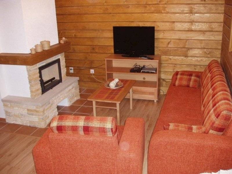 Obývačka s gaučom, krbom a TV, Drevenica Podkovička, Terchová